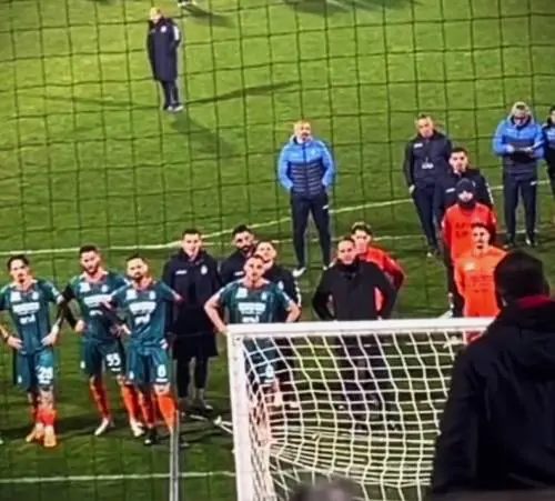 Delusi dai risultati, tifosi del Crotone aggrediscono calciatori in spiaggia con le compagne