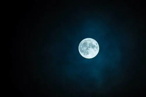 "Si è 'rovesciata' 4 miliardi di anni fa", perché la superficie della Luna è irregolare