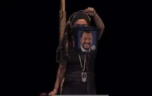 Un momento dello spettacolo contestato dalla Lega