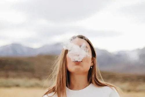 Il viso "in fumo": come diventa la pelle di un fumatore e cosa fare per limitarne l'invecchiamento (se non riesci a smettere)