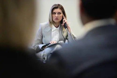 "Oltre 19mila bambini rapiti dai russi e mandati al fronte": la denuncia di Olena Zelenska