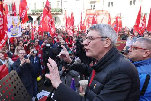Landini pensa solo al governo ma la Fiom fa il suo mestiere: vertenza per salario e orari