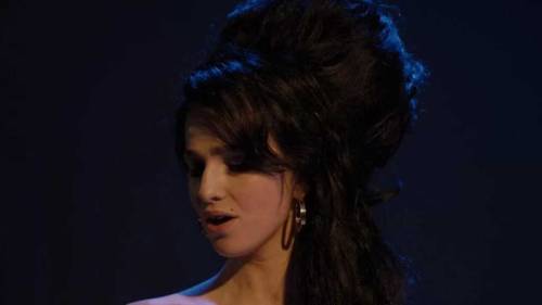 "Back to Black", il biopic su Amy Winehouse è per fan dal cuore pavido