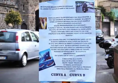 Napoli tappezzata di volantini contro De Laurentiis e la squadra: "Solo buffonate, vogliamo rispetto"