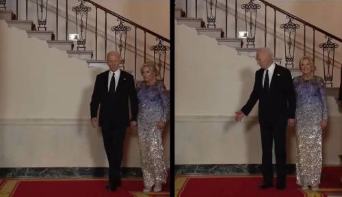 "Guardate la sua mano!". Le immagini di Biden fanno il giro del web: l'affondo dei trumpiani 