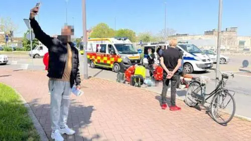 Quel selfie disumano che sfregia la tragedia