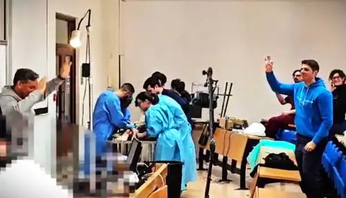 L'autopsia al ritmo di "Gioca Jouer". È polemica a Catania | Video