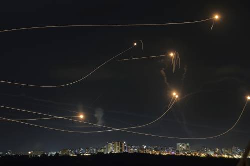 Centinaia di missili e droni dall'Iran, Israele: "Abbattuto il 99% degli attacchi". Biden: "Non sosteniamo il contrattacco"