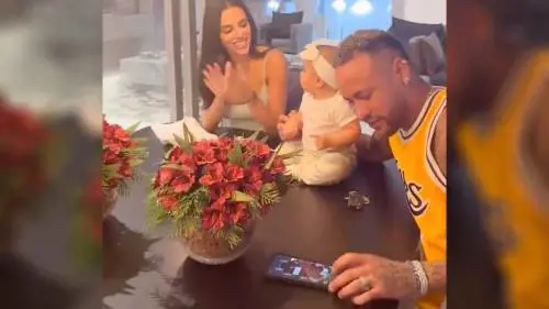"Gioca a poker on line mentre fa gli auguri alla figlia". Neymar nella bufera
