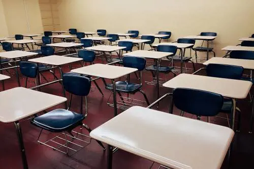 "Sei bona". Le chat e gli incontri nei bagni tra la prof e l'alunna a Pescara