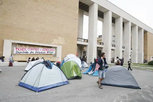 Tende anti-Israele alla Sapienza: il campeggio dei collettivi rossi