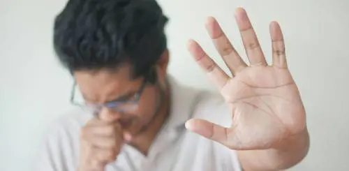 Perché la tosse aumenta la sera? 5 cause comuni e 5 rimedi per contrastarla