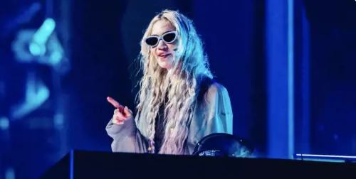 Il dj set disastroso di Grimes a Coachella. L'ex compagna di Elon Musk ammette di non saper mixare