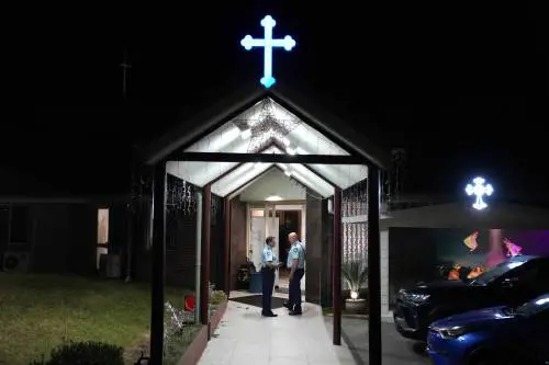 Il vescovo No Vax accoltellato sull'altare. A Sydney fermato l'aggressore: ha 15 anni