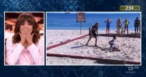 "Lo strattone è stato molto forte". Brutto infortunio in diretta per Marina Suma all'Isola dei Famosi 