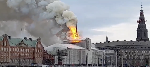 "Come a Notre Dame". Incendio alla vecchia Borsa di Copenhagen | Video