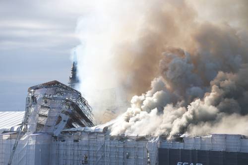 Danimarca, incendio alla vecchia Borsa di Copenhagen: "Come Notre Dame"