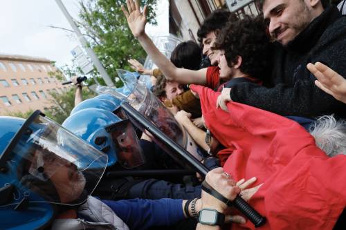 Roma, furia dei collettivi sulla polizia. Assaltata una volante e aggredito un dirigente, due fermi | Il video