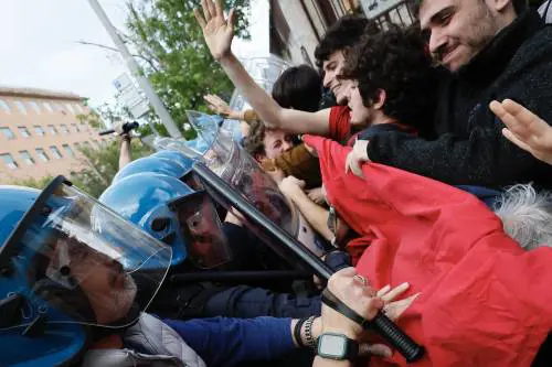 "No" della Sapienza al boicottaggio di Israele. E i collettivi assaltano la polizia