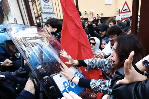 Scontri tra polizia e studenti a Roma. Picchiato un dirigente in commissariato