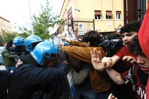 Gli anarchici e il palestinese filo-Hamas: chi c'è dietro gli scontri alla Sapienza