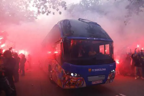 I tifosi del Barça si scagliano contro il pullman. Ma non è quello del Psg