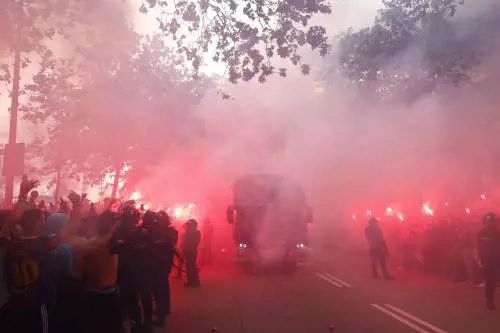 I tifosi del Barça si scagliano contro il pullman. Ma non è quello del Psg