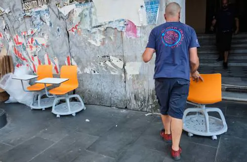 I banchi a rotelle della Azzolina? Pagati 150 euro l'uno, svenduti a un euro
