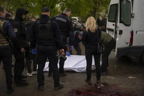Bombe di Mosca sulle case: strage di civili a Chernihiv. I 50mila soldati russi morti. "È la strategia del tritacarne"