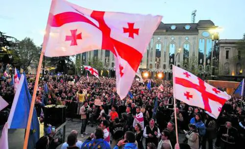 Georgia, il parlamento aggira veto e approva "legge russa"