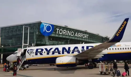 Muore di infarto sul volo per Lamezia. L'aereo rientra, l'ambulanza non c'è