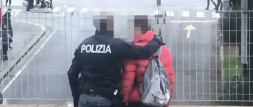 "Lo dedico a mio padre". Premiato il poliziotto che salvò la vita di un uomo a Firenze