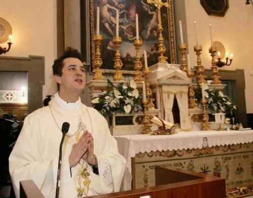 Sesso, droga e festini in chiesa con i soldi dei fedeli: condannato a risarcire l'ex parroco