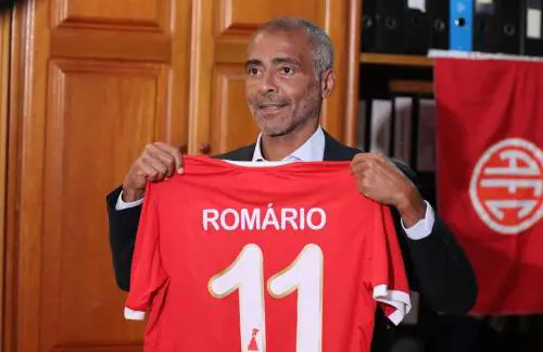 Eterno Romario: torna in campo a 58 anni e giocherà con il figlio