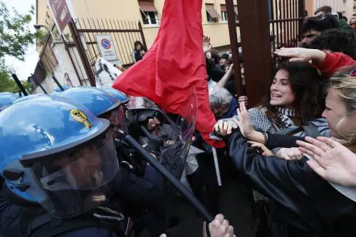 Il manganello difende lo Stato dai violenti