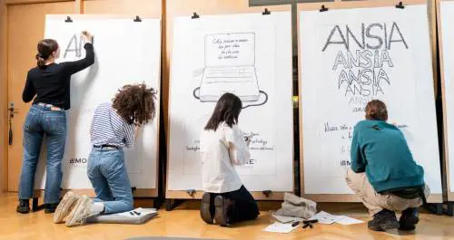 Manifesti   e alberi d'artista per il Fuorisalone (e oltre)