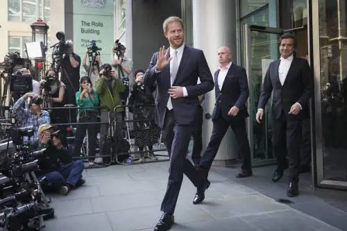 Harry sbarca a Londra ma non vedrà re Carlo. "Ha troppi impegni"