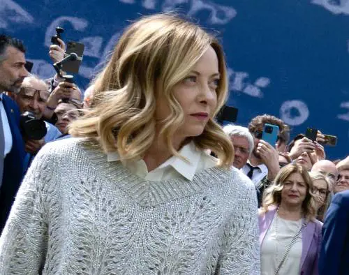 "Da loro simpatia verso chi aggredisce gli agenti". Meloni zittisce l'opposizione
