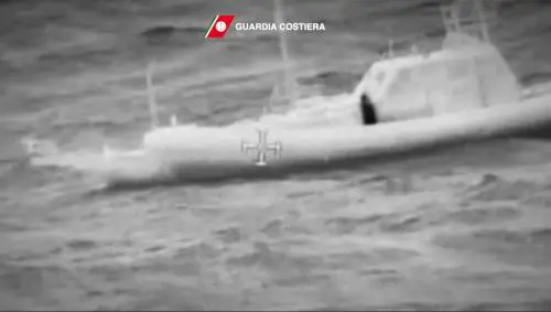 Velista disperso in mare da giorni. Lo spettacolare salvataggio della Guardia Costiera