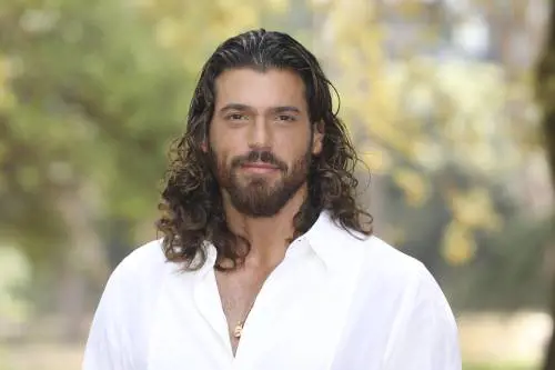 Can Yaman fa "Il Turco" che diventa un Robin Hood