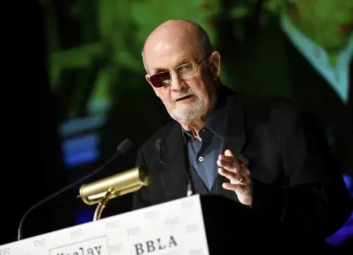 C'è più di un "coltello" puntato contro Rushdie