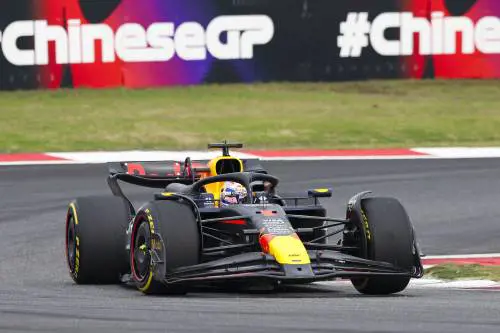 F1, Verstappen cannibale anche in Cina. Leclerc e Sainz fuori dal podio