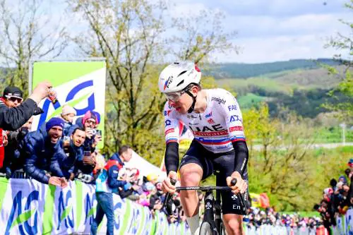 Pogacar vince per distacco la Liegi-Bastogne-Liegi. Van der Poel solo terzo