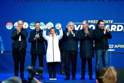 Bardi ora vede la vittoria. L'affluenza è al minimo