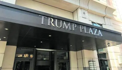 Petizione anti-Trump e rissa tra inquilini vip. "Via il nome dal palazzo". "Crociata politica"
