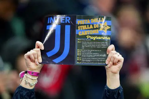 Striscioni e sfottò al veleno per il derby scudetto