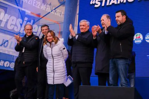 Meloni e la strategia della "pacificazione": senza polemiche si vince. E Tajani vede il sorpasso