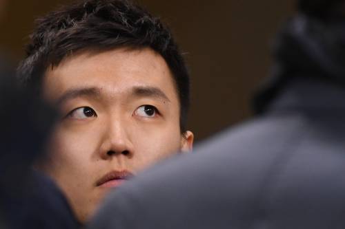 Inter, Zhang al capolinea, l'omaggio della Nord. Malagò: "Coi fondi succede questo"