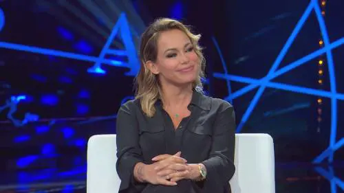 "Vergognatevi". "Non ti permettere". Lite tra Bruganelli e il poeta all'Isola dei famosi