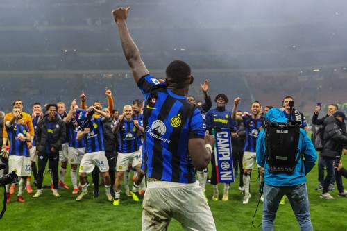 Esplode la gioia dei giocatori dell'Inter dopo la vittoria nel derby